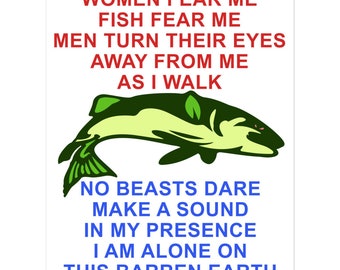 Könnte beinhalten: Ein weißer Aufkleber mit Text in Rot und Blau sowie einer Illustration eines grünen und gelben Fisches. Der Text lautet: "WOMEN FEAR ME FISH FEAR ME MEN TURN THEIR EYES AWAY FROM ME AS I WALK NO BEASTS DARE MAKE A SOUND IN MY PRESENCE I AM ALONE ON THIS BARREN EARTH."