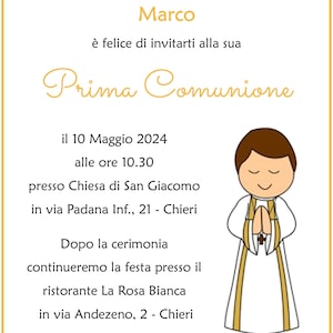 Può includere: Un invito bianco e oro con il testo "Marco è felice di invitarti alla sua Prima Comunione". L'invito include la data, l'ora e il luogo dell'evento, nonché il luogo del ricevimento. L'invito presenta un'illustrazione di un bambino in una veste bianca con una fascia dorata, con le mani giunte in preghiera.