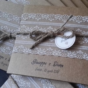 Partecipazioni Shabby chic con fascia in pizzo