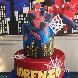 Torta scenografica Spiderman Uomo ragno in gomma eva per festa di compleanno a tema