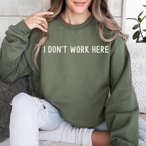 I Don&#39;t Work Here Sweatshirt, Funny Sweatshirt, Sarcastic Sweater, Trendy Crewneck, Meme Shirt, Best Friend Gift, Adult Humor Pullover