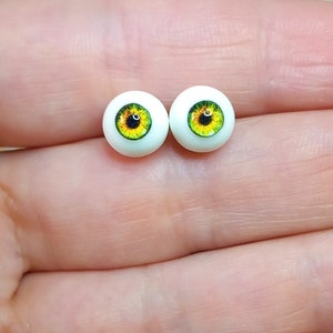 PAIR OF EYES resin glass 4mm. Green iris 1,8 mm. For dolls, miniatures, ornaments.