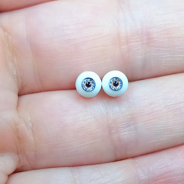 PAIRE D’yeux de poupée en verre résine de 4 mm. Iris gris clair 2mm. Pour poupées, miniatures, ornements.