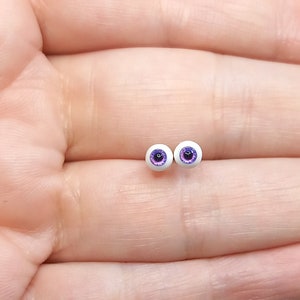 COPPIA DI occhi di bambola in vetro resina da 4 mm. Iride viola 2mm. Per bambole, miniature, ornamenti.