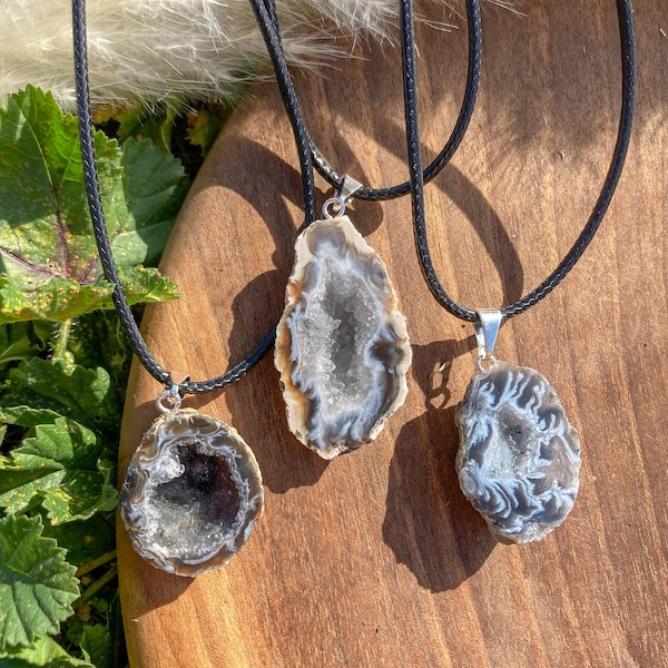 Natürlicher schwarzer Achat Geode Anhänger / Roher Chalcedon Oco Stein Kristall / September Geburtsstein / Erdung / Stabilität / Sicherheit / Geschenk