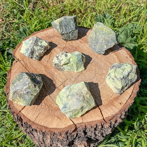 Piedra serpentina en bruto / Cristal del despertar de Kundalini en bruto / Serpiente / Energía / Abundancia / Manifestación / Chakra del corazón / Prosperidad / Jade nuevo