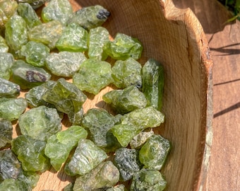 Roher Peridot Stein / Roh Olivin Kristall / Natürlicher Chrysolith Edelstein / Grüner Peridot / Heilender Kristall / Transformation / Sucht