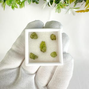 Rough Peridot Stone / 4-5 MM / Raw Olivine Crystal / Natural Chrysolite Gemstone / Green Healing Crystal / Transformation / Addictions