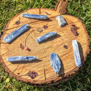 Hoja de cristal de cianita azul crudo / Piedra áspera / Chakra de la garganta / Confianza / Comunicación / Meditación / Sueños vívidos / Regalo para niños