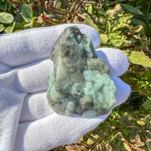 Cristal Esmeralda Bruto / Pedra Esmeralda Verde Bruta / Pedra de Nascimento de Maio / Chakra Cardíaco / Amor / Romance / Alegria / Verdade / Bem-estar Emocional / Fé