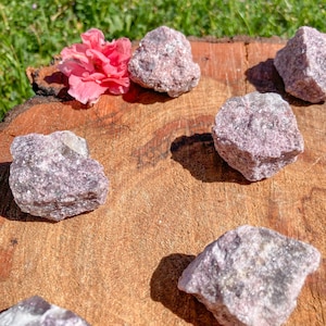 Cristal de Lepidolita Áspero / Pedra de Mica Roxa Bruta / Chakra do Terceiro Olho / Calma / Paz / Alívio do Estresse / Tranquilidade / Sonhos / Lítio