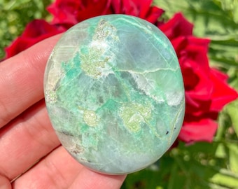 グリーンムーンストーンパームストーン：ガーニエライトクリスタル