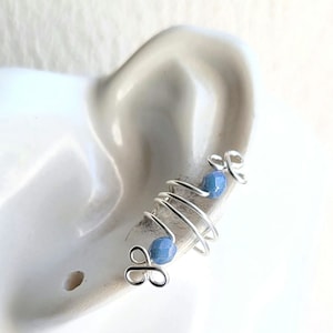 Kleine Ohrklemme mit zwei funkelnden, facettierten mittelblauen Glasperlen, Metall nach Wunsch