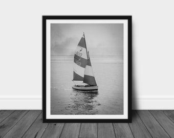 Monochrome Segelboot Ozean Druck - Nautische Wand Kunst Digitaler Download für Strand & Maritime Dekoration