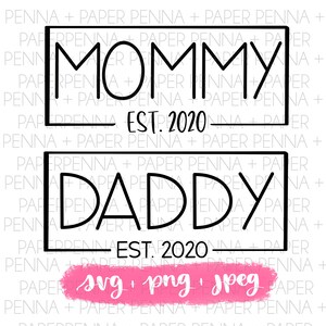 以下が含まれることがあります： 「Mommy Est. 2020」と「Daddy Est. 2020」という言葉を長方形の枠の中に配置した白黒のグラフィックデザイン。デザインは白い背景に、下部に「svg + png + jpeg」と書かれたピンクの筆跡があります。