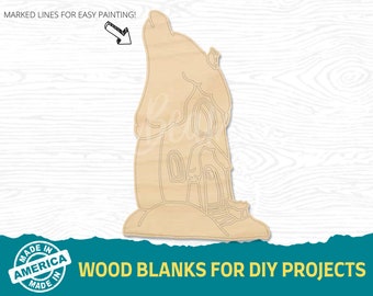 Könnte beinhalten: Unfertiges Holz-Ausschnitt einer fantasievollen Hauses mit markierten Linien zum einfachen Bemalen. Das Haus hat ein spitzes Dach, Fenster und eine Tür. Der Ausschnitt ist aus Naturholz und ist bereit für DIY-Projekte.