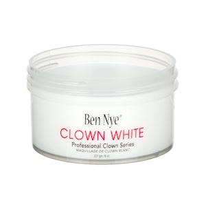 Może przedstawiać: Biały, okrągły plastikowy słoik z makijażem Ben Nye Clown White. Słoik ma przezroczystą pokrywkę i zawiera czerwony tekst z napisem "CLOWN WHITE" i "Professional Clown Series". Słoik zawiera 227 gramów makijażu.