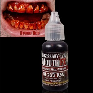 以下が含まれることがあります： バニラミントフレーバーの「Necessary Evil Mouth FX Temporary Oral Coloring Blood Red」と書かれた赤い液体の小さなボトル。ボトルは15mlで、「Shake Well」と「Entirely of FDA Food Grade Gluten Free, Peanut Free, Sugar Free」と記載されています。