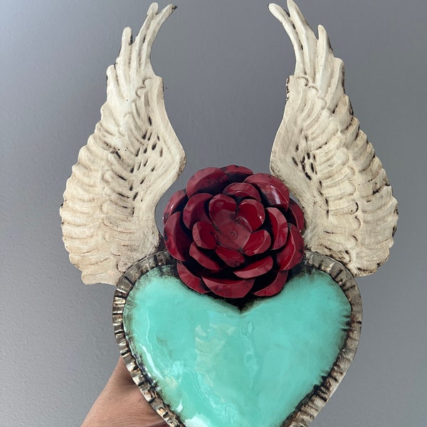 Milagro Sacred Heart mit Flügeln und Blumen-Wanddekor, mexikanische Volkskunst