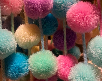 Guirnalda de pompones hecha a mano, decoración para baby shower, decoración para habitación infantil