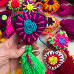 Corazones bordados mexicanos, borla de corazón, corazón de San Valentín, llavero, regalo para ella, regalo de cumpleaños,