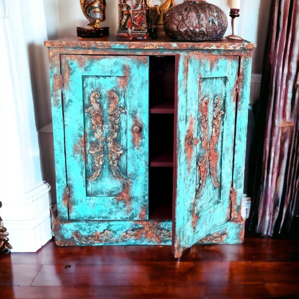 Une petite armoire unique, placard, commode, patine