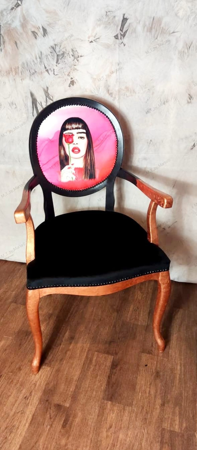 Una bella sedia, una sedia da pranzo eclettica, una sedia glamour, una sedia d'accento, una donna con motivo rosa. immagine 2