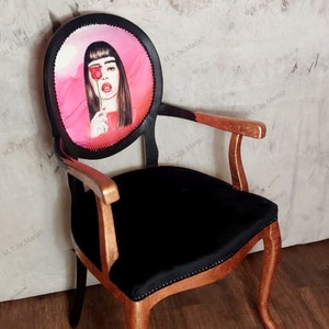 Ein wunderschöner Stuhl, Eklektischer Esszimmerstuhl, Glamour, Akzent Stuhl, Frau mit Rose Motiv. zdjęcie 4