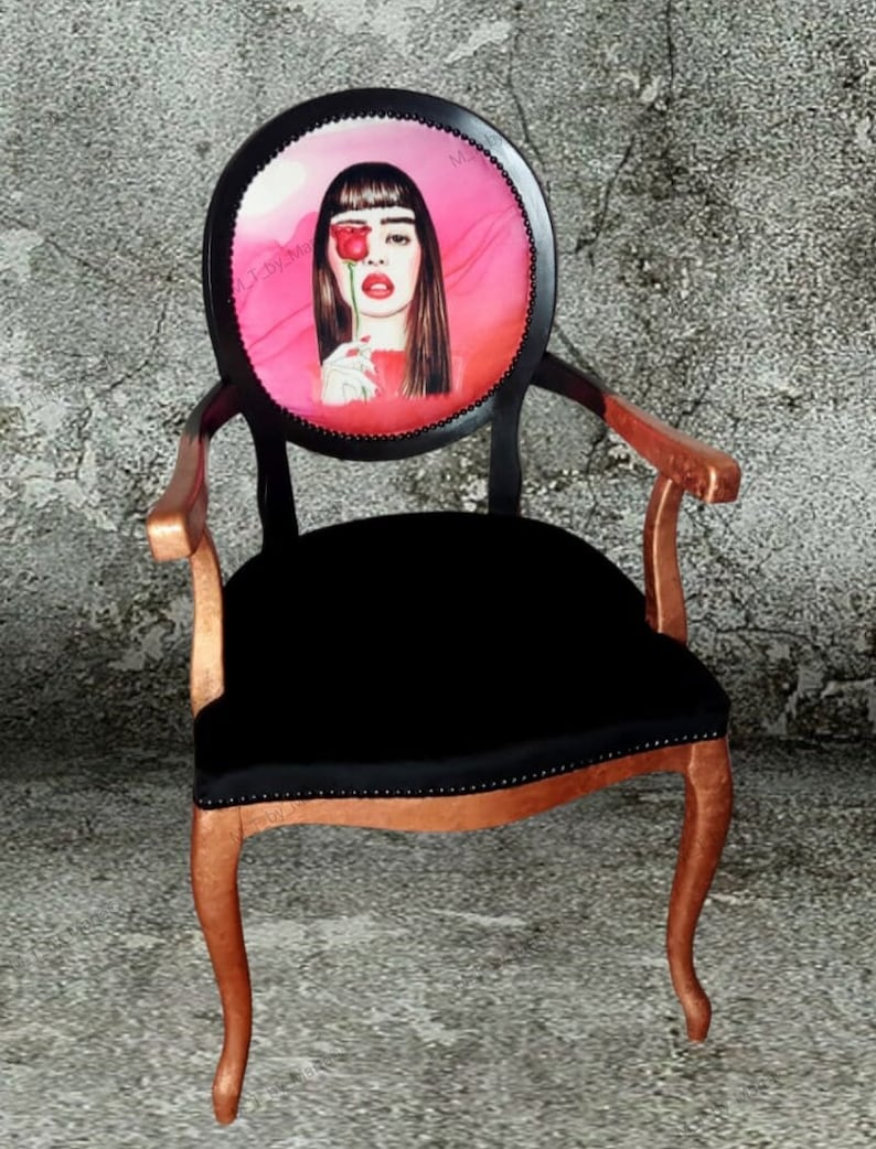 Una bella sedia, una sedia da pranzo eclettica, una sedia glamour, una sedia d'accento, una donna con motivo rosa. immagine 1