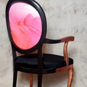 Ein wunderschöner Stuhl, Eklektischer Esszimmerstuhl, Glamour, Akzent Stuhl, Frau mit Rose Motiv. zdjęcie 3