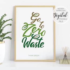 Puede incluir: Un póster imprimible con el texto "Go to Zero Waste" en letras verdes y marrones con hojas. El texto "Think Green" está debajo del texto principal. El póster está enmarcado en un marco de madera claro.