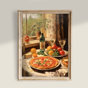 Puede incluir: Una pintura de bodegón que representa una mesa puesta con una pizza, una botella de vino, dos copas de vino, un cuenco de fruta y un plato de pan. La pintura está ambientada en una habitación con una ventana y una cortina floral.