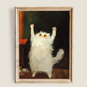Puede incluir: Un gato blanco con grandes ojos amarillos se para sobre sus patas traseras con las patas levantadas en el aire. El gato está en una habitación oscura con un marco de madera alrededor de la pintura.