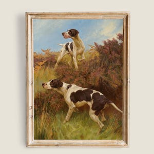 Puede incluir: Pintura vintage enmarcada que representa dos perros Pointer ingleses en un campo. Los perros tienen marcas blancas y marrones, sobre un fondo de hierba verde, arbustos morados y un cielo azul. La obra de arte está en un marco dorado.