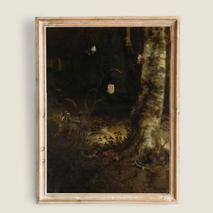 Puede incluir: Pintura vintage enmarcada que representa una escena oscura del bosque. La obra presenta un abedul, mariposas y follaje en tonos marrones, verdes y blancos. La pintura está enmarcada en un marco de madera con un acabado envejecido.