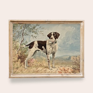Puede incluir: Pintura antigua enmarcada de un perro Pointer con manchas marrones y blancas, sosteniendo un pájaro en la boca. La obra de arte está ambientada en un paisaje natural con un cielo azul claro y un marco de madera clara desgastada.