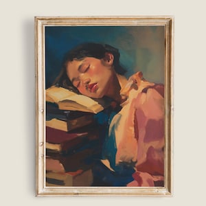 Puede incluir: Pintura al óleo enmarcada que representa a una persona dormida, apoyando la cabeza en una pila de libros. La obra de arte presenta una paleta de colores cálidos con tonos de rosa, naranja y azul. El cuadro está en un marco dorado.