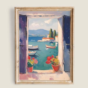 Puede incluir: Pintura al óleo de una escena costera vista a través de una ventana. La obra presenta un mar turquesa, barcos y edificios. Flores rojas y amarillas en macetas de terracota están en el alféizar. Los marcos de las ventanas son azules y la pintura está en un marco dorado.