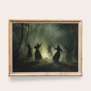 Puede incluir: Una pintura que representa a un grupo de mujeres en silueta bailando en círculo alrededor de una fogata en un bosque oscuro. Las mujeres llevan vestidos largos y tienen los brazos levantados en el aire. El fuego brilla intensamente y proyecta sombras sobre los árboles.