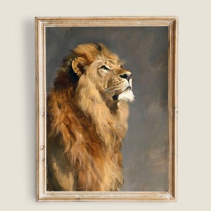 Puede incluir: Una pintura de un león con una melena dorada mirando hacia arriba. El león está pintado en un estilo realista con una melena y un pelaje detallados. El fondo es de un gris apagado.