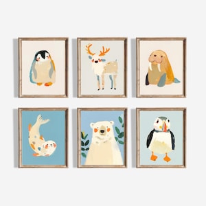 Puede incluir: Seis láminas enmarcadas con ilustraciones de animales árticos. La colección incluye un pingüino, un ciervo, una morsa, una foca, un oso polar y un frailecillo. Los marcos son de madera natural y los fondos son suaves.