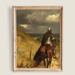 Puede incluir: Una pintura de un caballero con armadura montando un caballo marrón a través de un paisaje herboso. El caballero lleva una capa oscura y mira hacia el horizonte. El cielo está nublado y hay una sensación de drama en la escena.