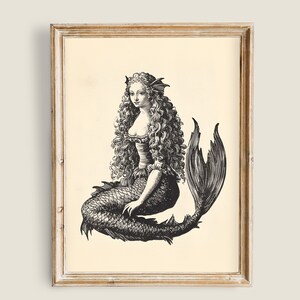 Puede incluir: Ilustración vintage en blanco y negro de una sirena con cabello largo y rizado y una cola escamosa. La sirena está sentada, enmarcada en un marco de madera clara y envejecida. La obra de arte tiene una estética clásica y antigua.