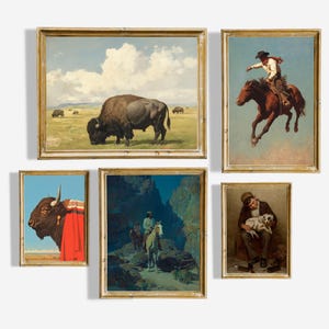 Puede incluir: Cinco pinturas enmarcadas que representan escenas del oeste americano. La pintura de la parte superior izquierda muestra una manada de búfalos pastando en un campo. La pintura de la parte superior derecha muestra a un vaquero montando un caballo. La pintura de la parte inferior izquierda muestra un primer plano de la cabeza de un búfalo. La pintura de la parte inferior central muestra a un vaquero montando un caballo a través de un cañón. La pintura de la parte inferior derecha muestra a un hombre sentado en un banco con un perro.