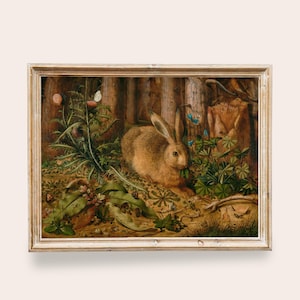 Puede incluir: Una pintura al óleo enmarcada que representa una liebre marrón sentada en un claro del bosque rodeada de follaje verde, flores silvestres y pequeños insectos. La escena presenta texturas detalladas del pelaje, hojas y troncos de árboles.