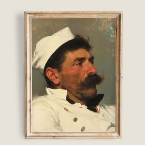 Puede incluir: Retrato enmarcado de un hombre con gorro y uniforme de chef blancos, con un gran bigote. La pintura tiene una estética vintage, con un fondo neutro y un marco de madera clara envejecida.
