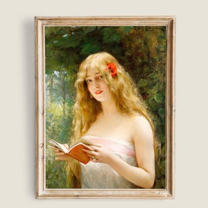 Puede incluir: Pintura enmarcada de una mujer con largo cabello rubio y una flor roja, sosteniendo un libro. La obra de arte presenta una paleta de colores suaves, enfocándose en el rostro de la mujer y el libro. El fondo incluye un exuberante follaje verde.