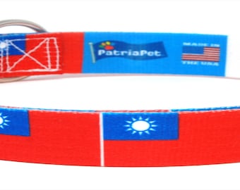 May include: A black and red dog collar with a printed design of the Taiwanese flag. The collar has a black buckle and a silver ring. The collar is labeled "PatriaPet" and "Taiwan".