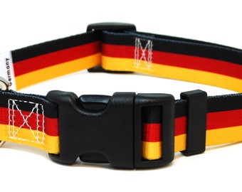 Könnte beinhalten: Ein schwarzes, rotes und gelbes Hundehalsband mit einer schwarzen Kunststoffschnalle und einem silbernen D-Ring. Das Halsband zeigt die Farben der deutschen Flagge.