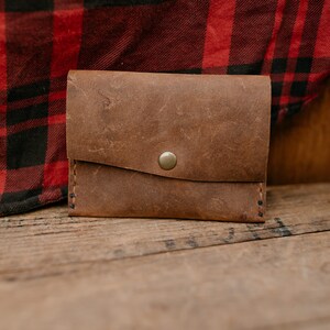 Cartera horizontal de piel para tarjetas, dos bolsillos con cierre a presión. imagen 5